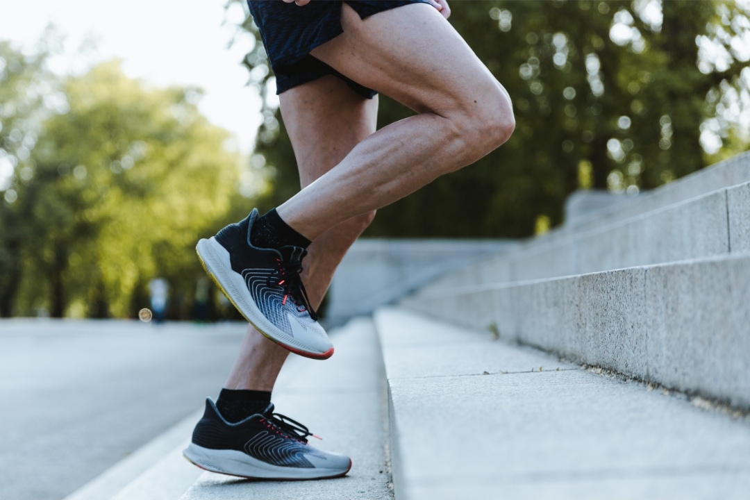 Sepatu running banyak diminati para pehobi lari (freepik)