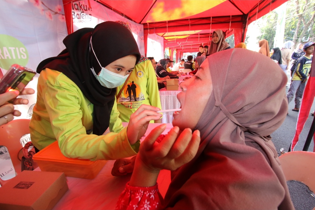 Masyarakat memeriksakan kesehatan gigi gratis diacara mlaku bareng Kauje (Anjar / Radar Lamongan)