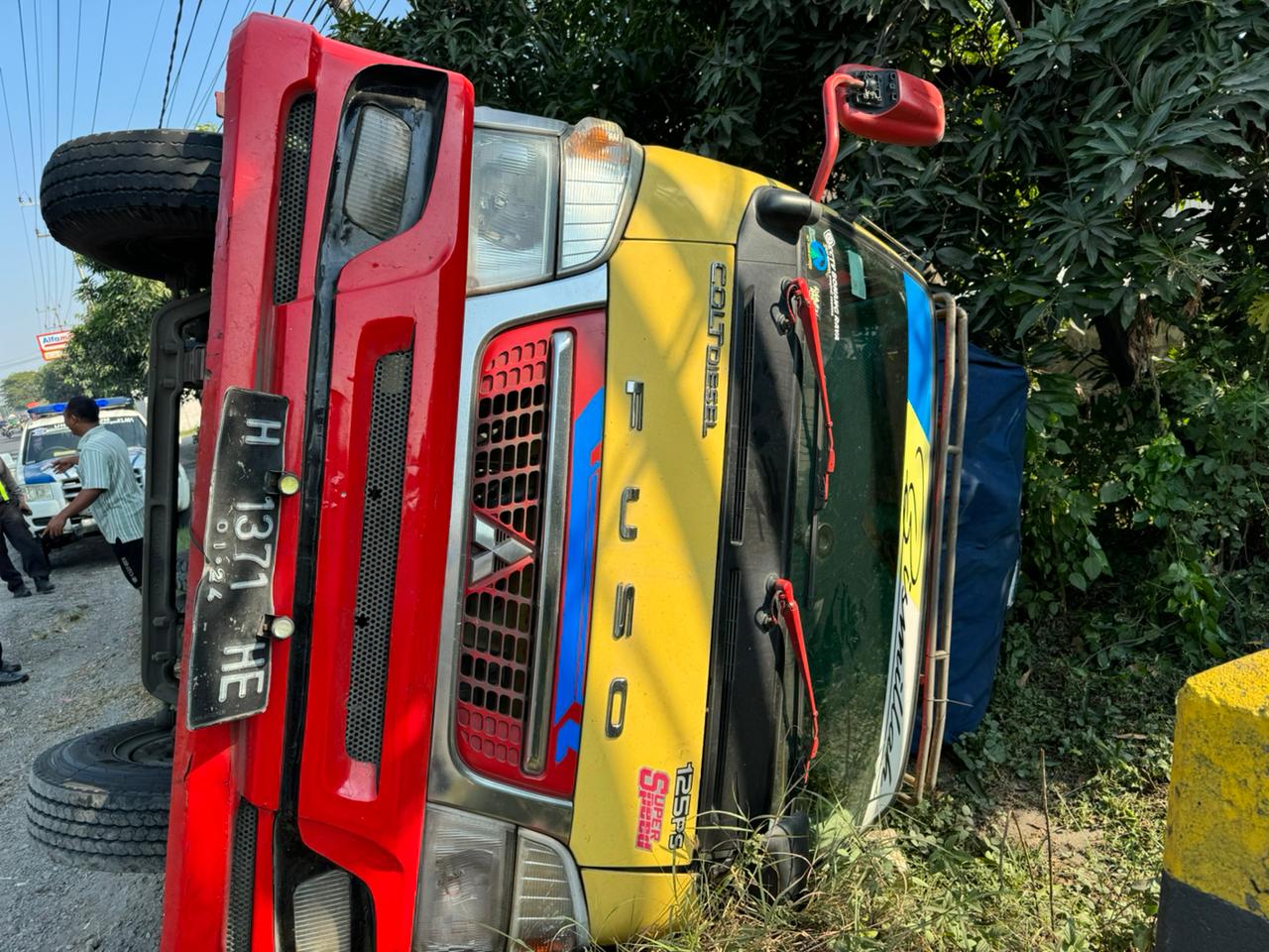 KURANG KONSENTRASI: Kondisi truk di pinggir jalan nasional, tepatnya di Desa Surabayan, Kecamatan Sukodadi, kemarin pagi (18/7). (Gamal A. / Radar Lamongan)