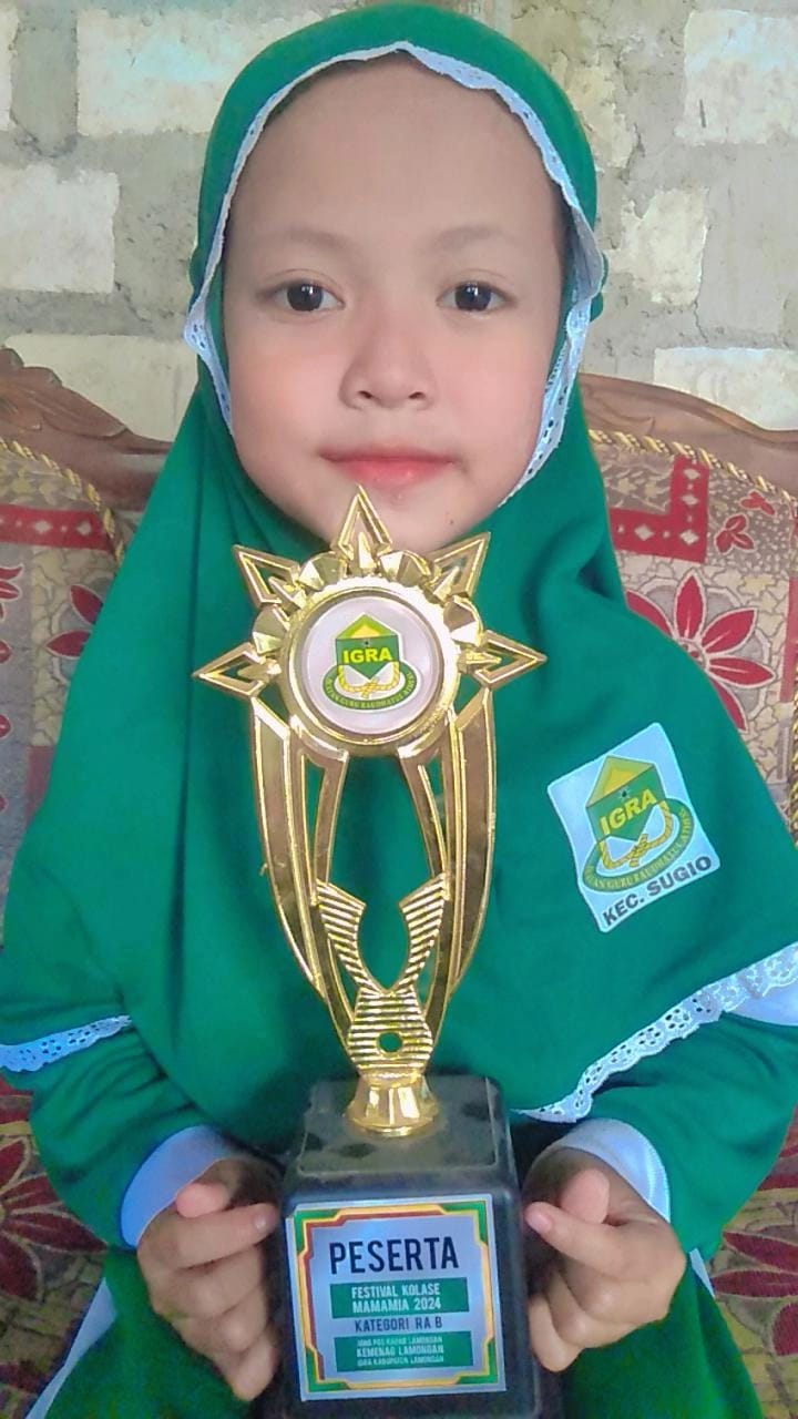 SUKA BERMAIN BONEKA: Qanita Najiya Felicia membawa piala finalis Festival Kolase Mamamia 2024. (IST/RDR.LMG)