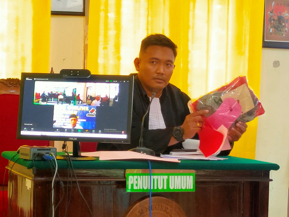HADIRKAN DUA SAKSI: Jaksa Penuntut Umum Eko Vitiyandono dalam persidangan kasus peredaran pil dobel L. (AHMAD ASIP/RDR.LMG)