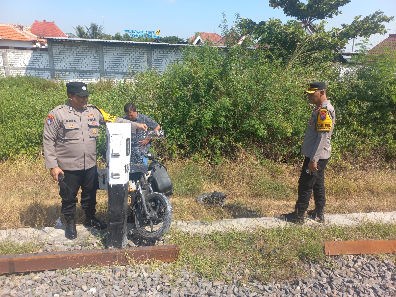 HANCUR : Motor Matic milik warga Tumenggung Baru tertabrak kereta Ambarawa di perlintasan rel KA tanpa palang pintu (ist. / Radar Lamongan)