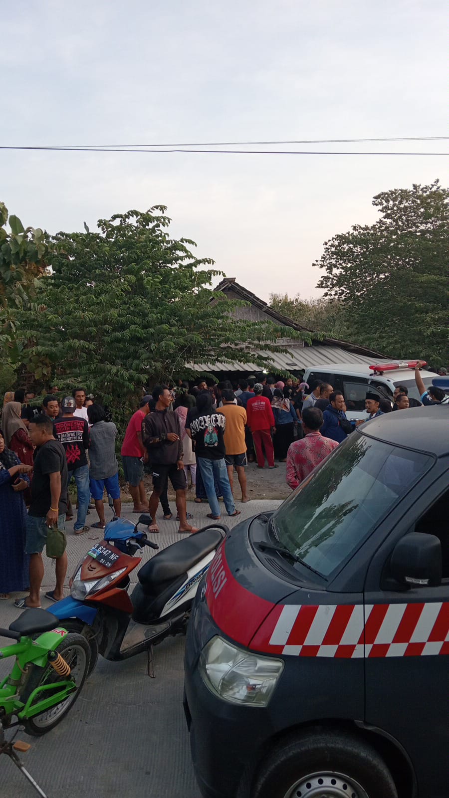 DIKERUMUNI MASA : Lokasi penemuan Ibu dan balita meninggal dunia di salah satu warung Kecamatan Paciran dikerumuni masa (ist. / Radar Lamongan)