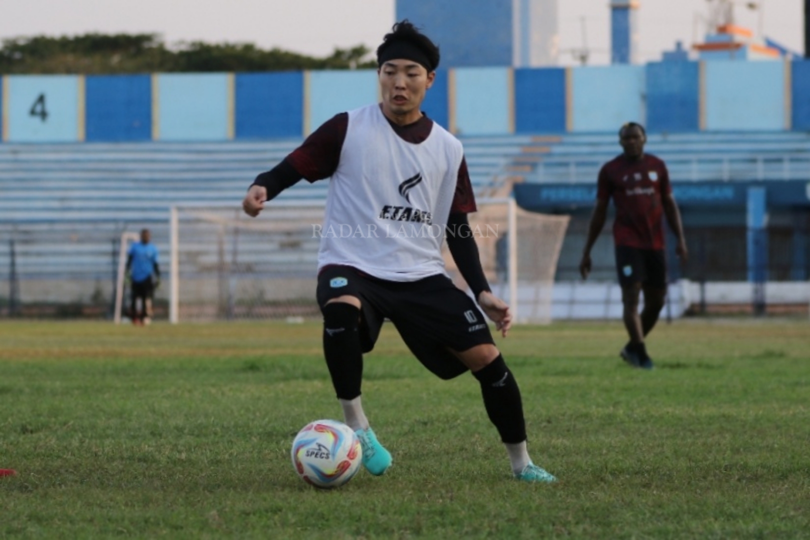 TAK DIPERTAHANKAN: Kim dan Jonny kemungkinan besar tidak lagi memperkuat Persela musim depan.  (Anjar D. Pradipta / Radar Lamongan)