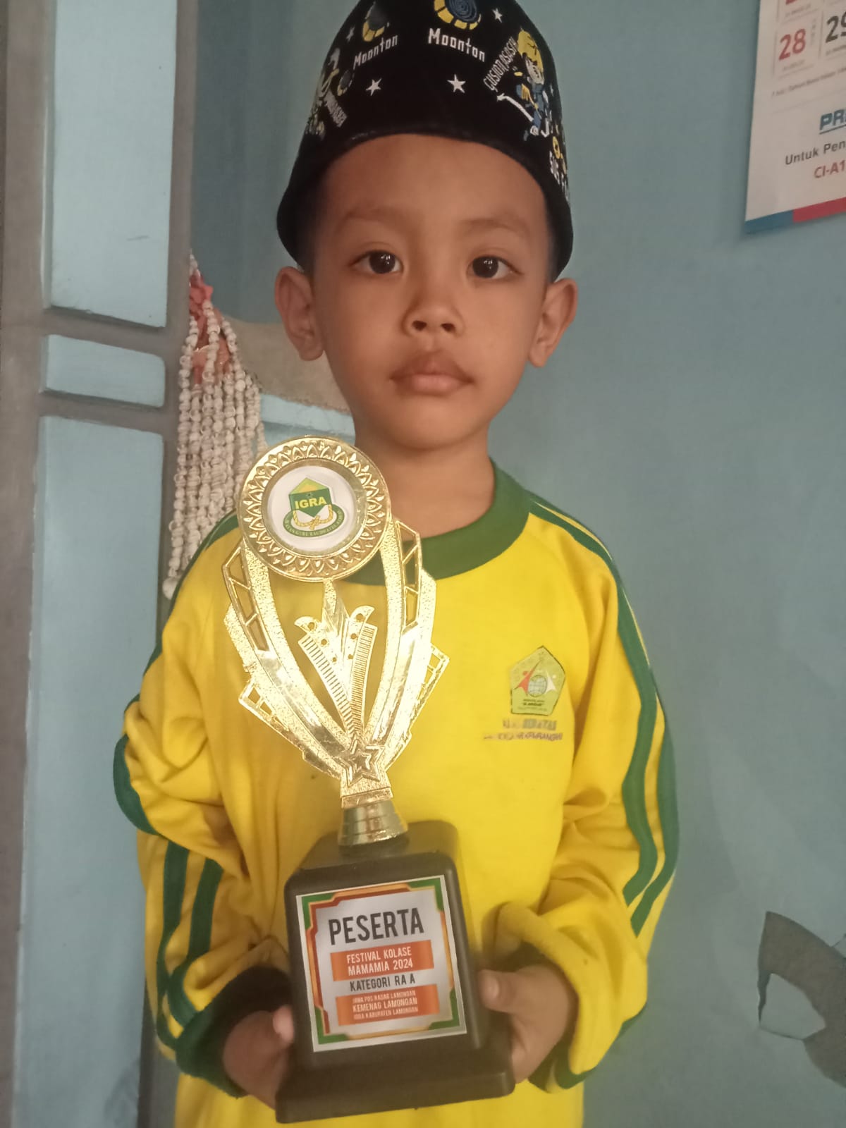 SUKA BACA BUKU CERITA: Arafif Asfa Nabil membawa piala finalis Festival Mamamia 2024. (IST/RDR.LMG)