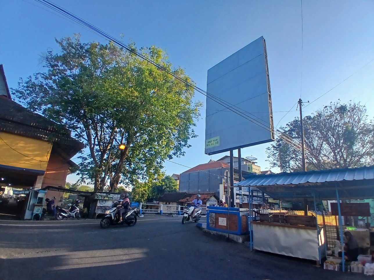 SUDAH ADA YANG SEWA: Salah satu papan reklame yang kosong, belum dipasangi produk promosi. (ANJAR DWI PRADIPTA/RDR.LMG)