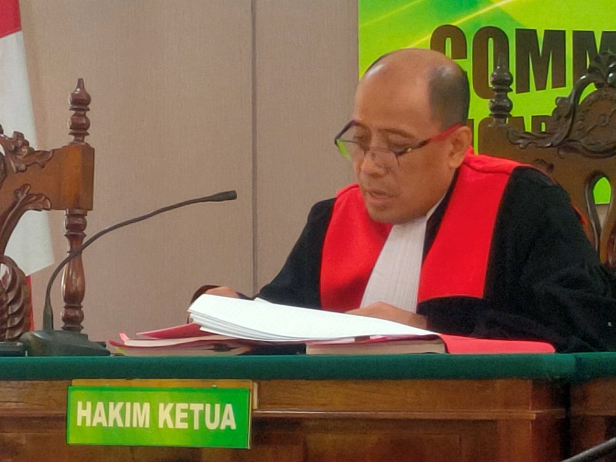 BACAKAN VONIS: Ketua Majelis Hakim PN Lamongan, Erven Langgeng Kasih, membacakan vonis enam tahun penjara kepada terdakwa pengajar salah satu TPQ, Rusdi A. (ASIP A/RDR.LMG)