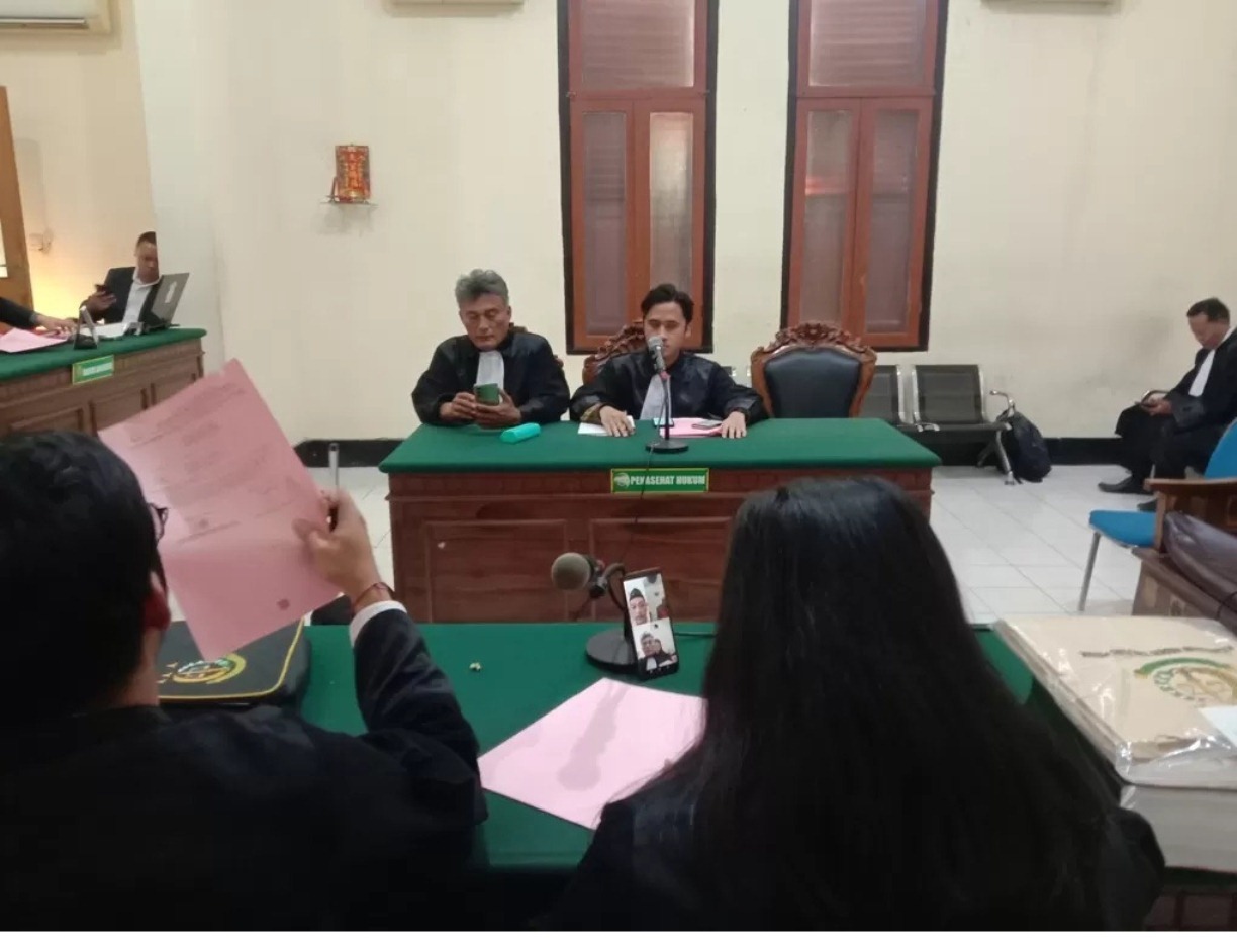 SIDANG KASUS PERDAGANGAN MANUSIA: Sidang yang digelar secara daring di Pengadilan Negeri  Surabaya. (FAJAR/RADAR SURABAYA)