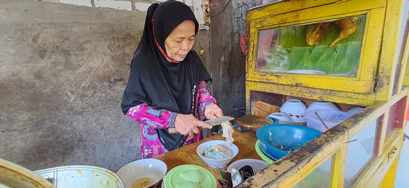 BELASAN TAHUN JUALAN DI RUMAH: Asriati melayani pelanggan yang ingin menikmati soto buatannya. (GAMAL A/RDR.LMG)