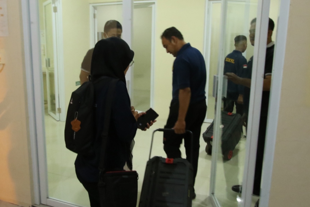 LAKUKAN PENYELIDIKAN: Petugas Polres Lamongan sudah memintai keterangan sejumlah saksi, atas meninggalnya ibu dan anak di Desa Banjarwati, Kecamatan Paciran.  (Anjar / Radar Lamongan)