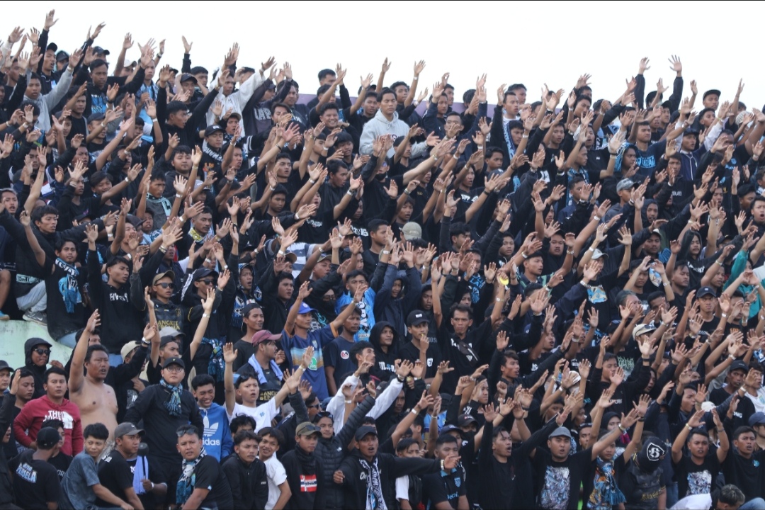 FANATIK: Fans setia selalu memenuhi tribun ketika Persela berlaga dikompetisi Liga 2.  (Anjar D. Pradipta / Radar Lamongan)