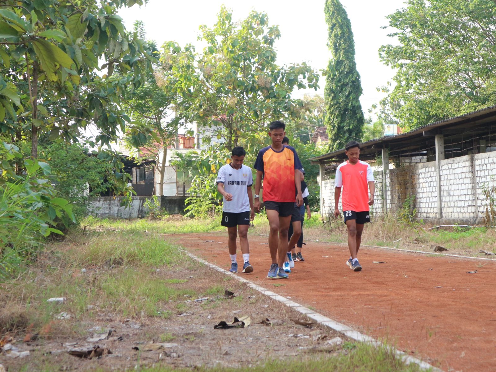 TERUS BERLATIH: Atlet PASI Lamongan berjalan santai di lintasan. (IST/RADAR LAMONGAN)