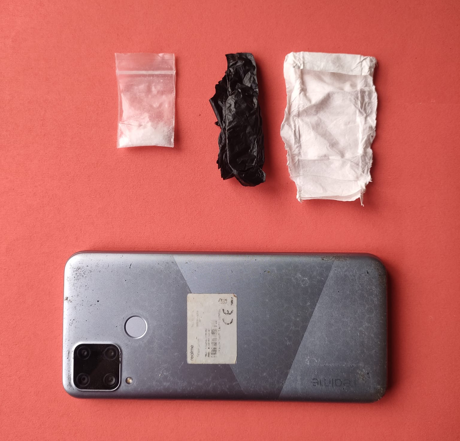 BARANG BUKTI: Klip sabu &mdash; sabu seberat 0,88 gram dan handpone yang diamankan Satreskoba Polres Lamongan. (IST/RADAR LAMONGAN)