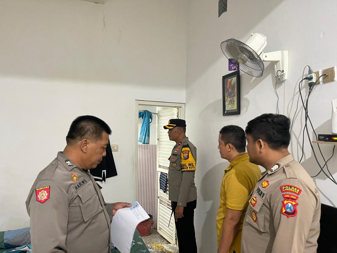 Petugas datangi lokasi tempat kejadian perkara (Ist. / Radar Lamongan)