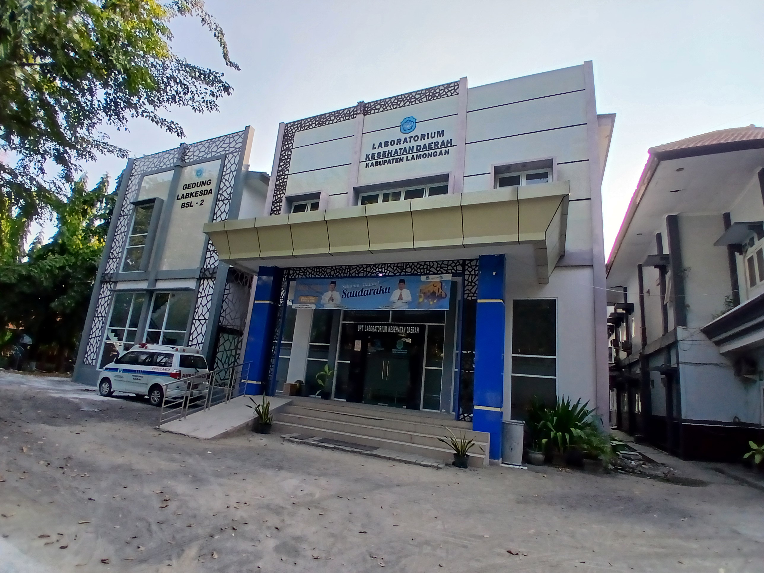 MULAI DIFUNGSIKAN: Gedung Labkesda 2 digunakan untuk tes antigen dan kolesterol. (Anjar Dwi Pradipta/Radar Lamongan)