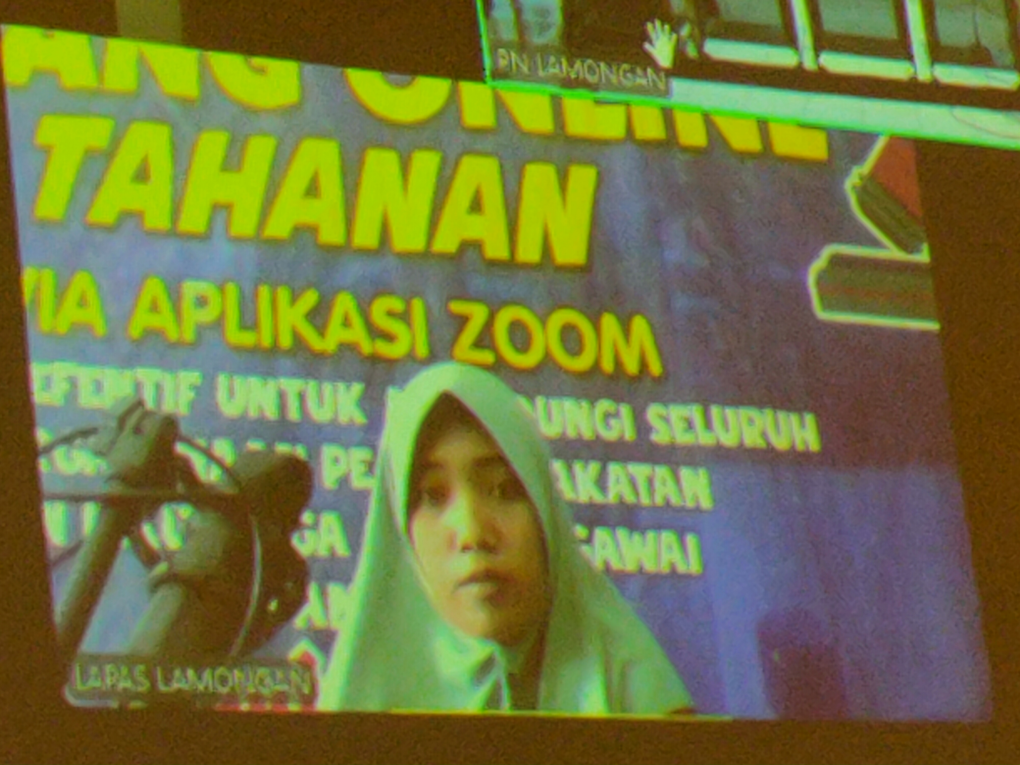 SIDANG PERDANA: Terdakwa perkara pembunuhan seblak beracun, Nur Fadillah saat menjalani sidang online di PN Lamongan, Selasa (23/7).  (Ist. / Radar Lamongan).
