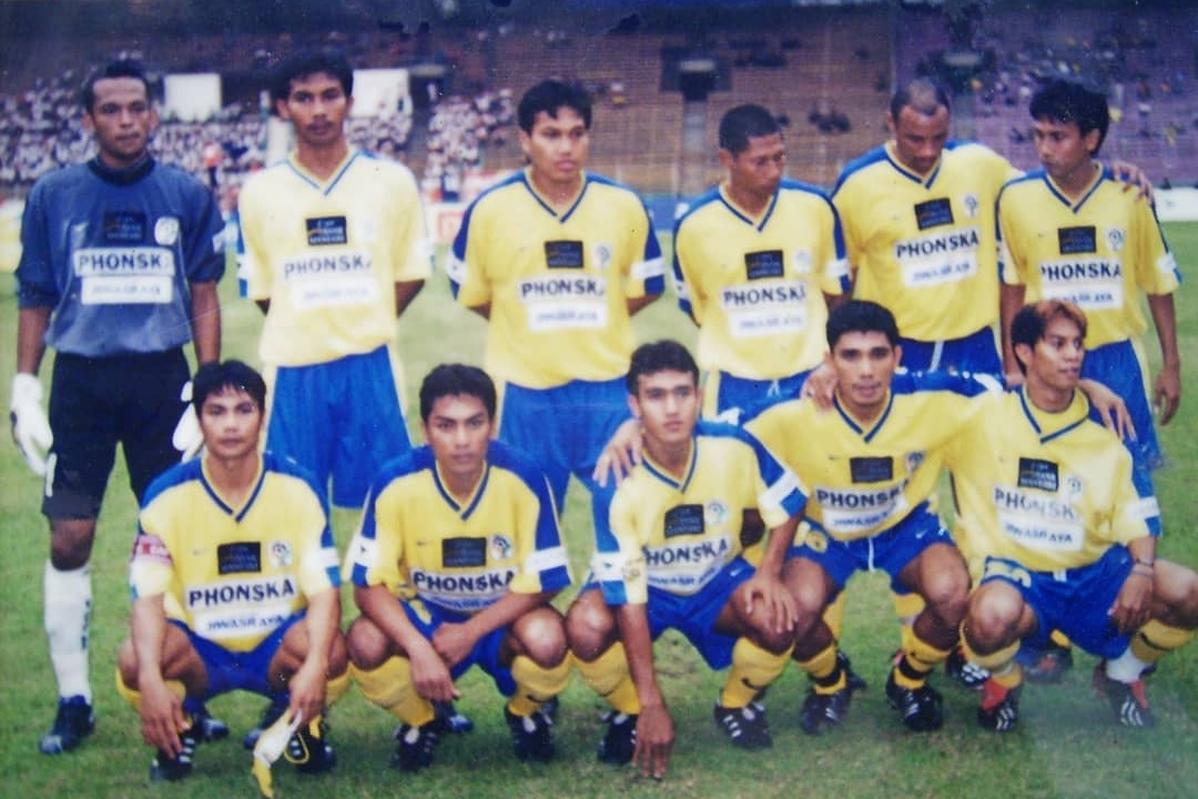 Skuad Petrokimia Putra Gresik saat meraih juara Liga Indonesia (ist./ Radar Lamongan)