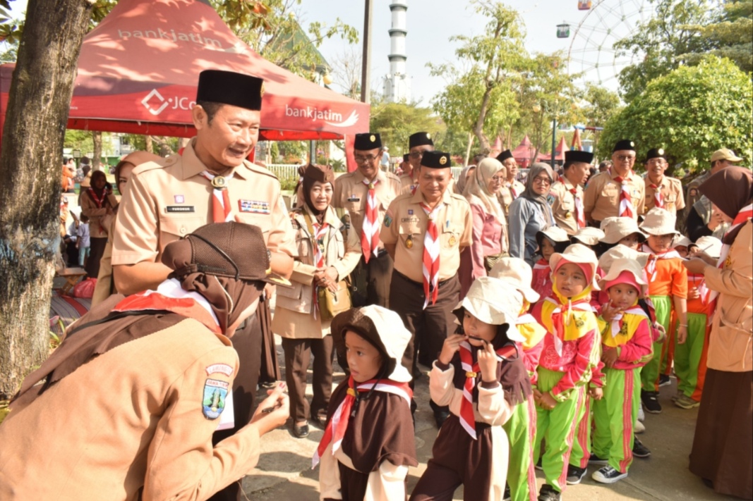 BAHAGIA: Bupati Yes saat bercengkerama dengan para golden age dalam acara Gebyar PAUD. (Ist. / Radar Lamongan)