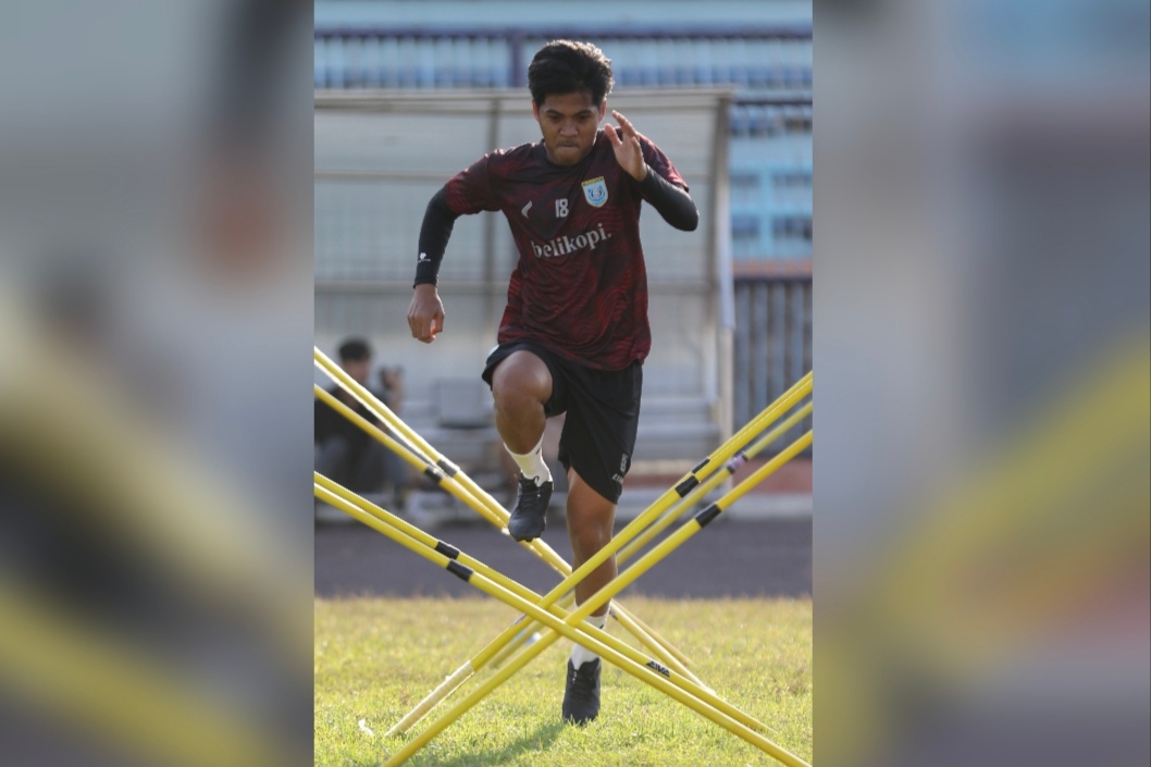 DIPERTAHANKAN: Aldi Al-Achya menjadi salah satu pemain Persela yang usianya di atas 30 tahun.  (Anjar D. Pradipta / Radar Lamongan)