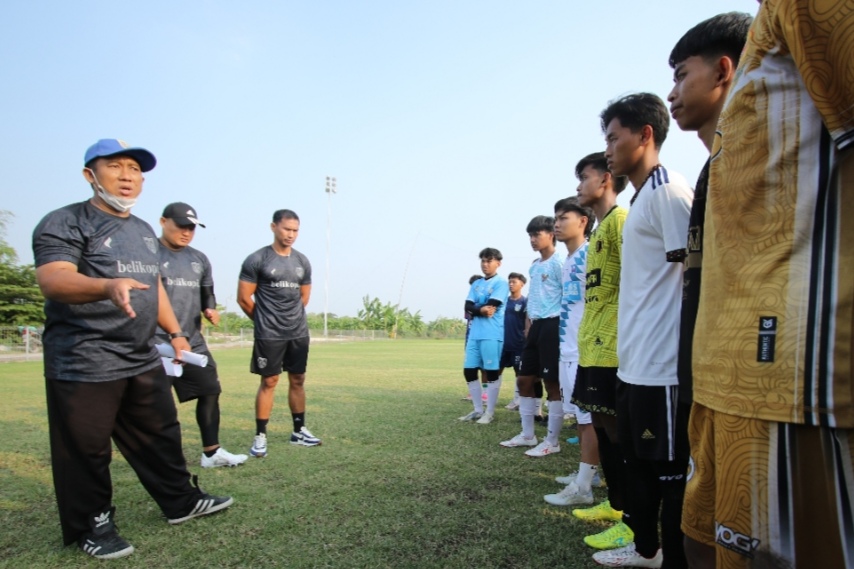 HARI PERTAMA : Seleksi Persela Khusus Putra Daerah yang Diselenggarakan di Lapangan Kendalkemlagi Karanggeneng Diikuti Puluhan Pemain Muda (Anjar D. Pradipta / Radar Lamongan)