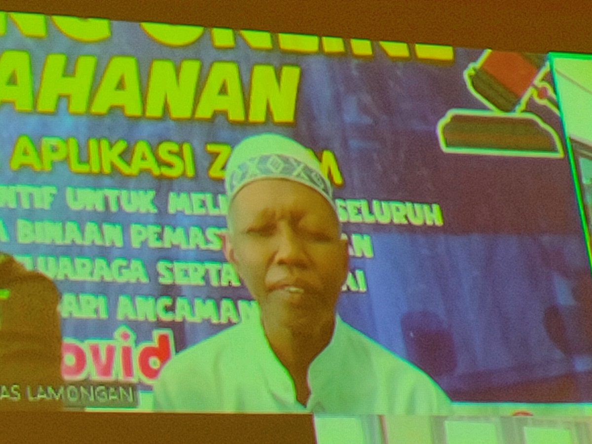 DIVONIS SETAHUN: Moh Makhfud, 58, warga Desa Pandanpancur, Kecamatan Deket, menjalani sidang secara online. (IST/RDR.LMG)