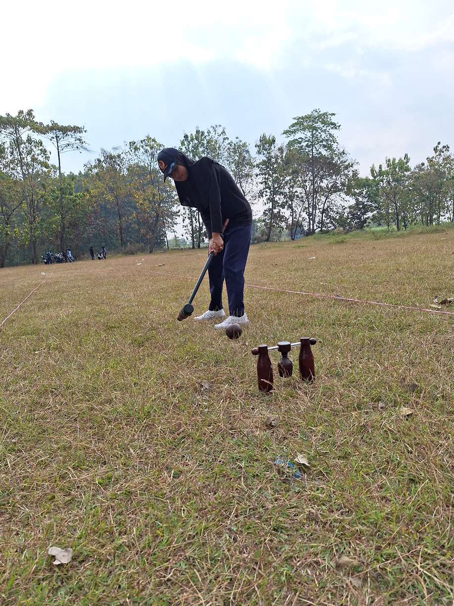 KONSENTRASI: Salah satu pemain woodball Lamongan saat berlatih. (IST/RDR.LMG)