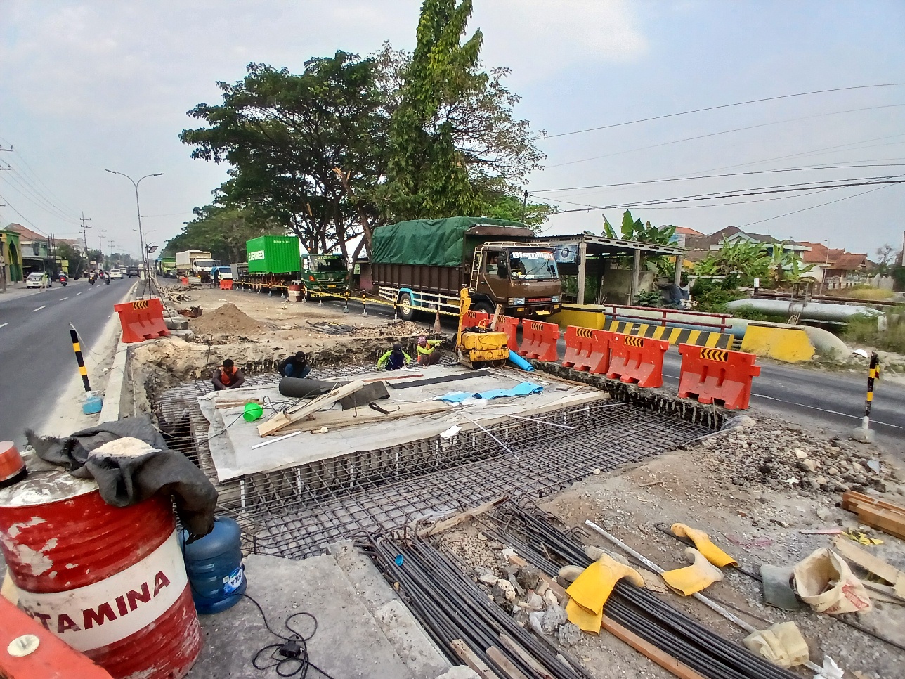TUNGGU PENGECORAN: Perbaikan jembatan di jalan nasional Lamongan &ndash; Babat, masuk Desa Sidogembul, Kecamatan Sukodadi. (ANJAR DWI PRADIPTA/RDR.LMG)
