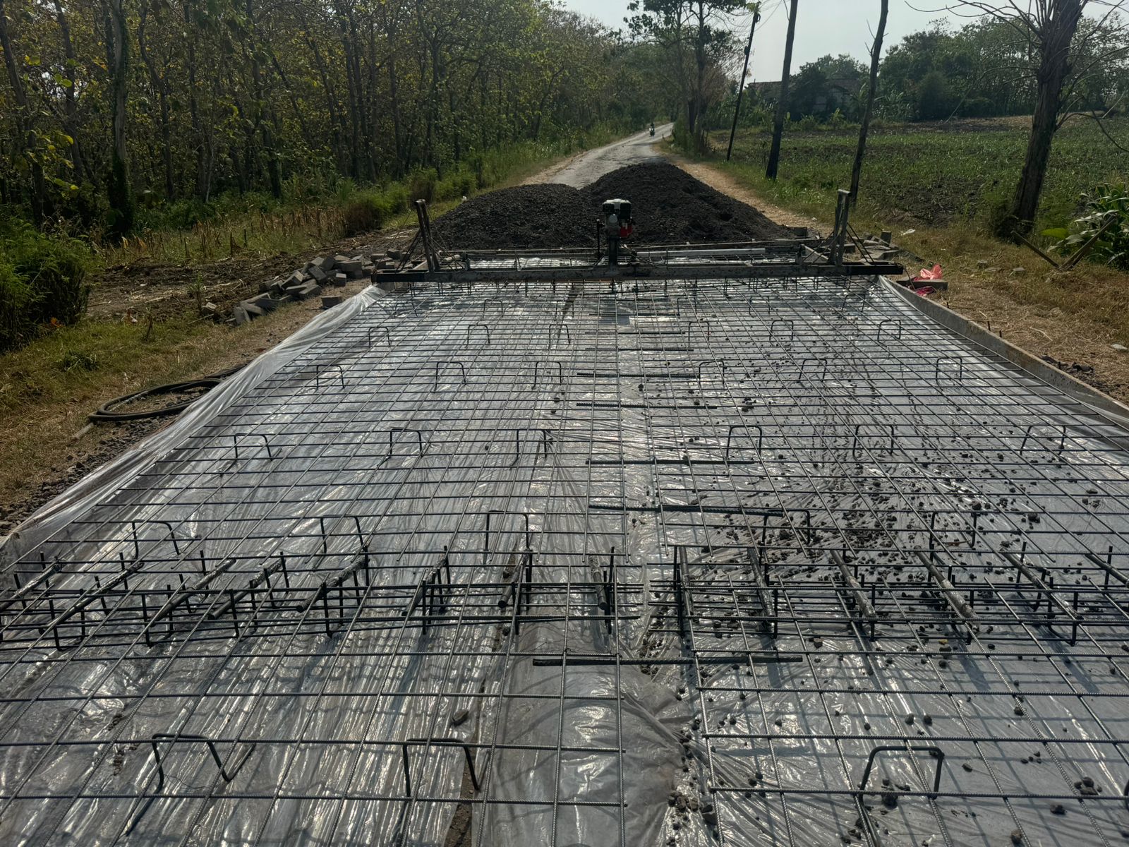 SEGERA DICOR: Pengerjaan program Jamula ruas jalan jalur Dumpiagung, Kecamatan Kembangbahu &ndash; Sukobendu, Kecamatan Mantup. (IST/RDR.LMG)