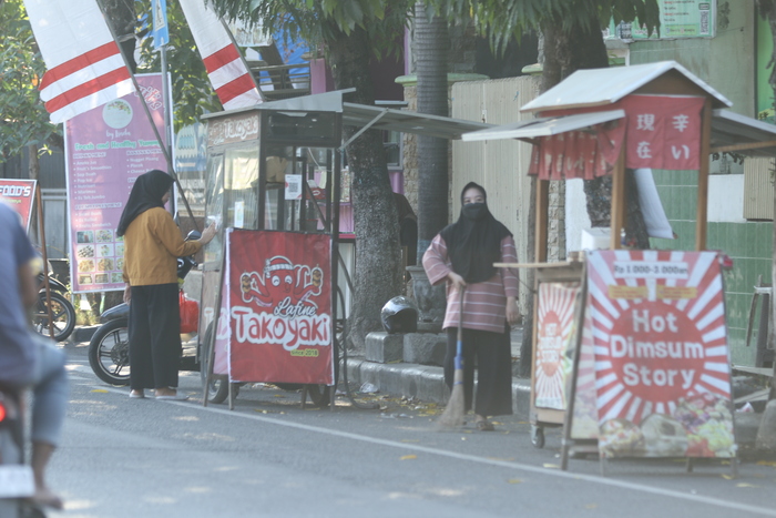 BERJUALAN: PKL di Jalan Basuki Rahmat Lamongan. (ANJAR DWI PRADIPTA/RDR.LMG )