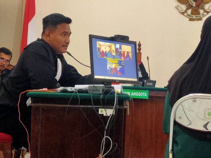 SIDANG SECARA ONLINE: Jaksa Penuntut Umum Eko Vitiyandono menghadirkan lima saksi pada sidang lanjutan perkara dugaan pembunuhan dengan penaburan racun ke seblak. (IST/RADAR LAMONGAN)