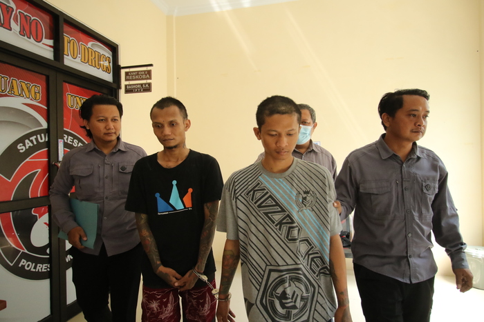 DIBORGOL: Dua tersangka kasus peredaran sabu yang diamankan Satreskoba Polres Lamongan. (ANJAR DWI PRADIPTA/RDR.LMG)