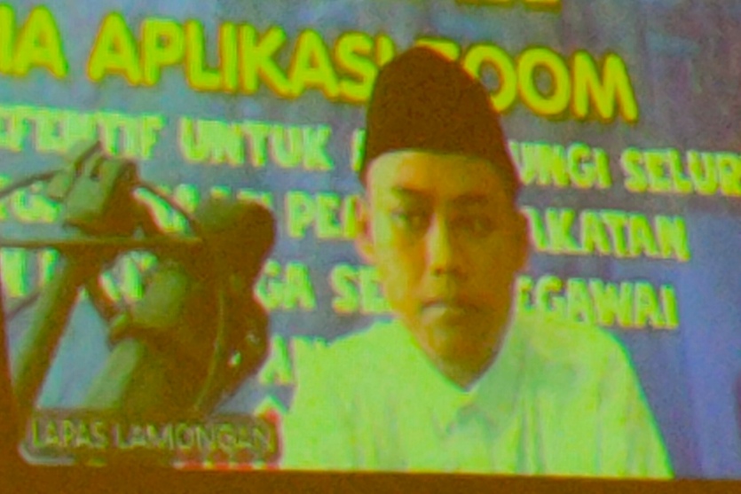 JALANI SIDANG: Ricky Afnar Afan, 20, dituntut 1,5 tahun penjara, setelah terbukti mencuri di rumah tetangganya.  (Anjar D. Pradipta / Radar Lamongan)