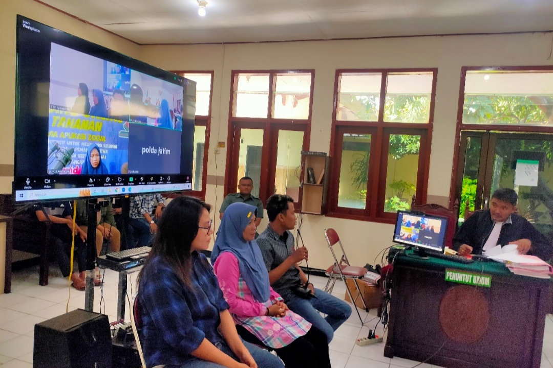 BERI KETERANGAN: Tiga saksi dihadirkan dalam kasus penipuan dengan terdakwa Susanti alias Wahyu Desi Christiyani, 29. (Istimewa / Radar Lamongan)