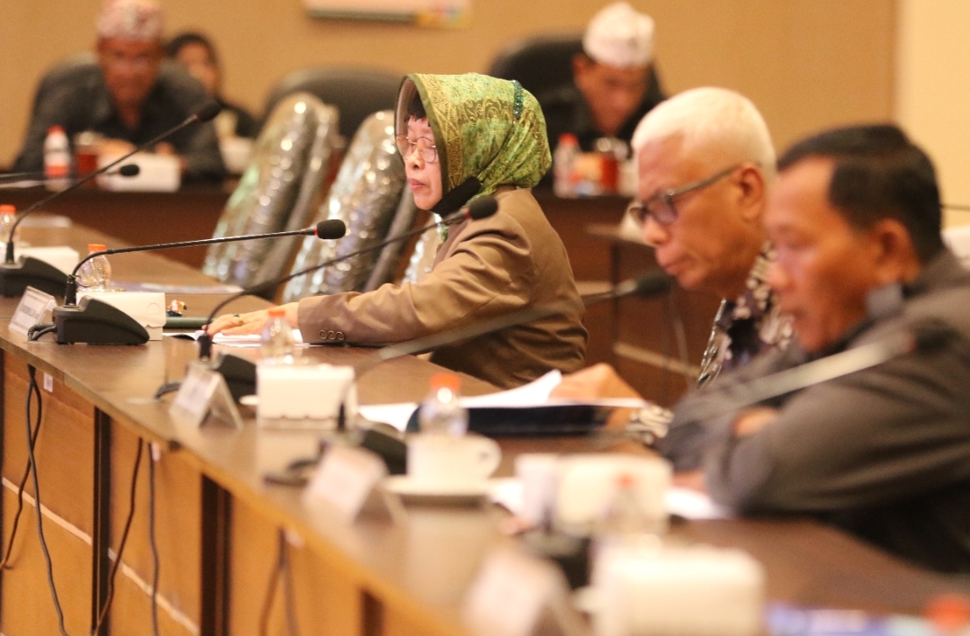 SERIUS: Anggota DPRD Lamongan saat mengikuti rapat paripurna pengantar nota keuangan perubahan angaran pendaptan dan belanja daerah (APBD) 2024, Kamis (1/8). (Anjar / Radar Lamongan)