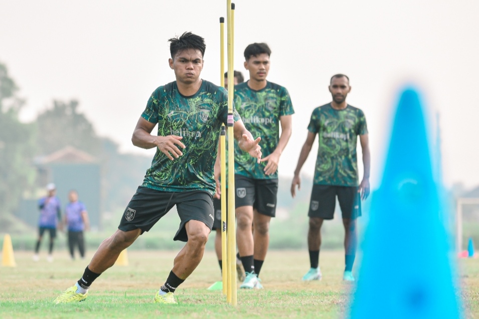 FISIK DIGENJOT: Bek Persela, Rafiud Drajat saat mengikuti training center di Jogjakarta, Minggu (4/8). (Dok. Persela For Jawa Pos Radar Lamongan)