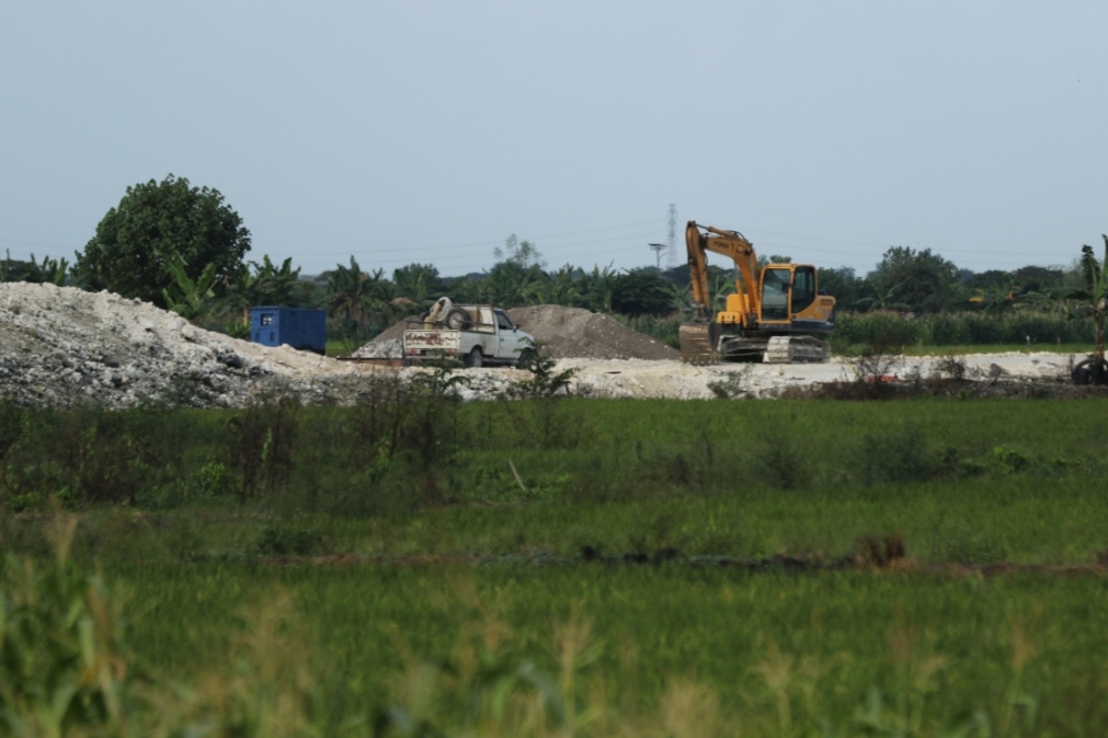 BERTAHAP: Potret proyek JLU yang dilintasi oleh masyarakat. Kedepan perlu adanya komplek pergudangan, serta tempat bongkar muat truk bertonase besar.&nbsp;(Anjar D. Pradipta / Radar Lamongan)