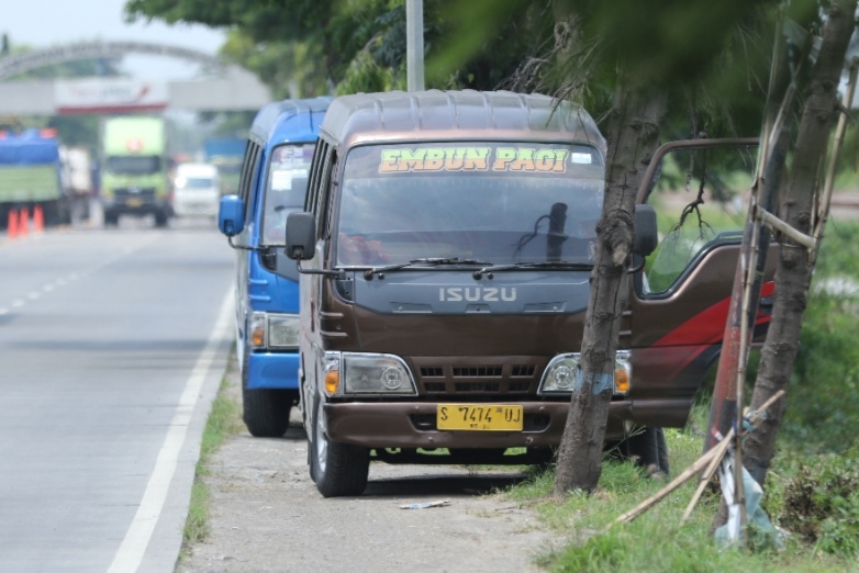 BUTUH DUKUNGAN: Sejumlah MPU berada di depan salah satu pabrik di pinggir jalan nasional.&nbsp;(Anjar D. Pradipta / Radar Lamongan)