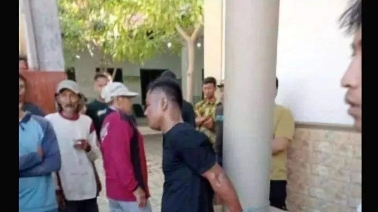DITERIAKI MALING OLEH AYAHNYA PACAR: Warga Lamongan yang dibawa ke balai desa.
