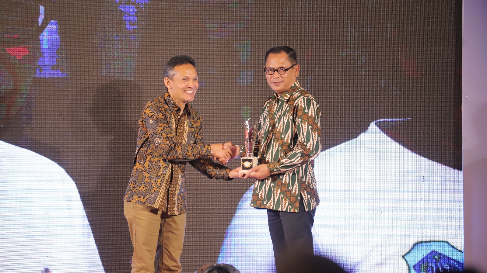 SELAMAT: Ketua DPRD Lamongan, H. Abdul Ghofur saat menerima penghargaan Jawa Pos Radar Bojonegoro Award 2024, kategori sinergitas daerah inspiratif.&nbsp;(Anjar D. Pradipta / Radar Lamongan)
