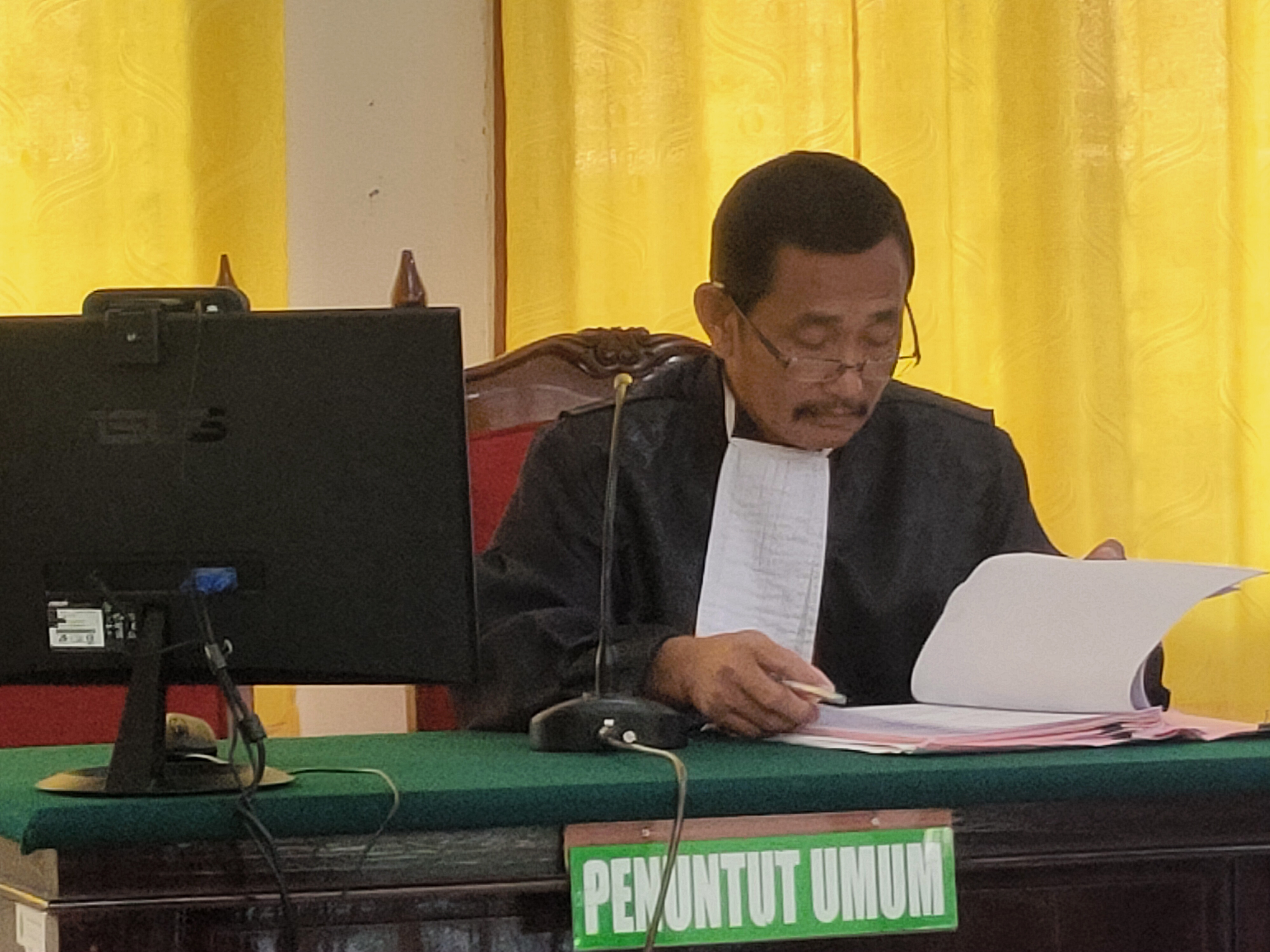 BACA TUNTUTAN: Jaksa Penuntut Umum  Suprayitno pada persidangan di PN Lamongan kemarin. (IST/RADAR LAMONGAN)