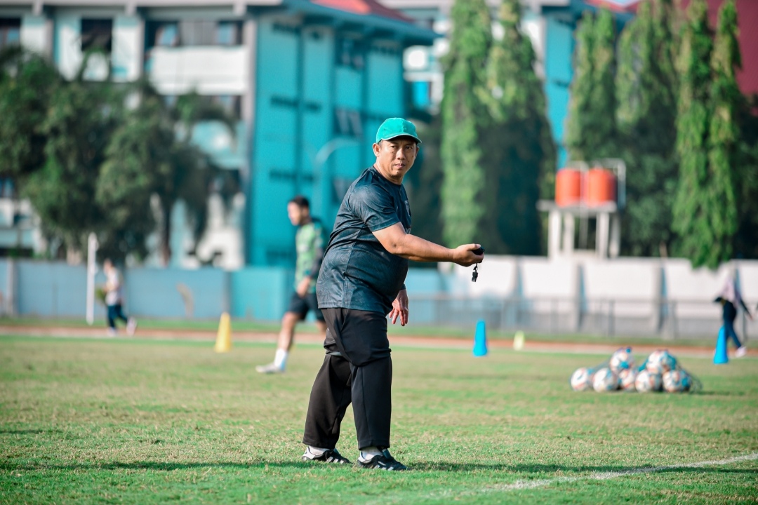 SERIUS: Head Coach Persela, Didik Ludianto saat memimpin latihan skuad Persela. (Dok. Persela For Jawa Pos Radar Lamongan)