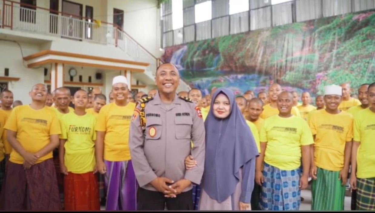 SERING DIBERI IDE: Ipda Purnomo bersama Istri saat foto bersama dengan ODGJ di rumahnya.  (ISTIMEWA/RDR.LMG)
