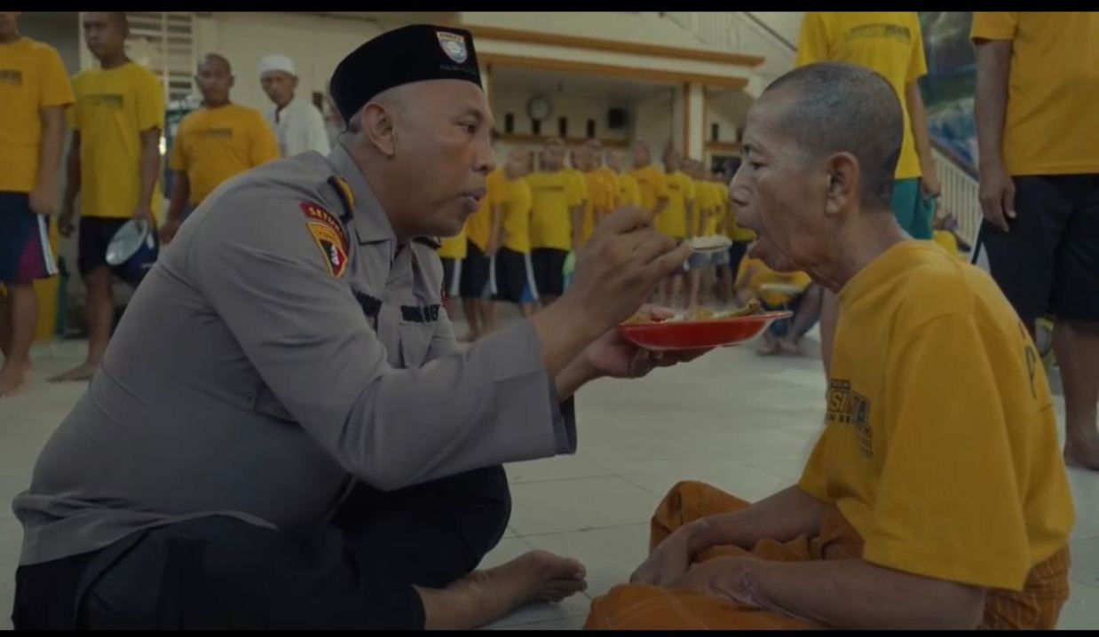 SABAR: Ipda Purnomo menyuapi nasi kepada ODGJ yang tak mau makan.  (ISTIMEWA/RDR.LMG)