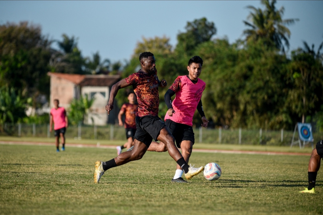 BUTUH ADAPTASI: Lukman Ahmed-Shaibu, striker berpaspor Amerika saat mengikuti TC bersama skuad Persela di Jogjakarta.  (Dok. Persela for Radar Lamongan)