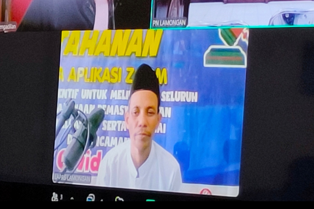 MENYESAL: Terdakwa pengedar sabu, M. Rochiem Setiawan saat menjalani sidang online di PN Lamongan, kemarin (6/8). (Istimewa / Radar Lamongan)