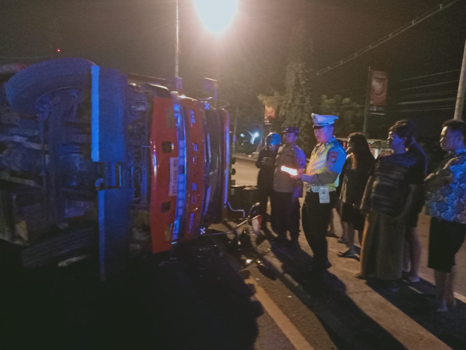 Truk bermuatan Peketan terguling tepat di depan SPBU Plaosan Babat, Kamis (8/8) dini hari usai isi bahan bakar (Istimewa / Radar Lamongan)