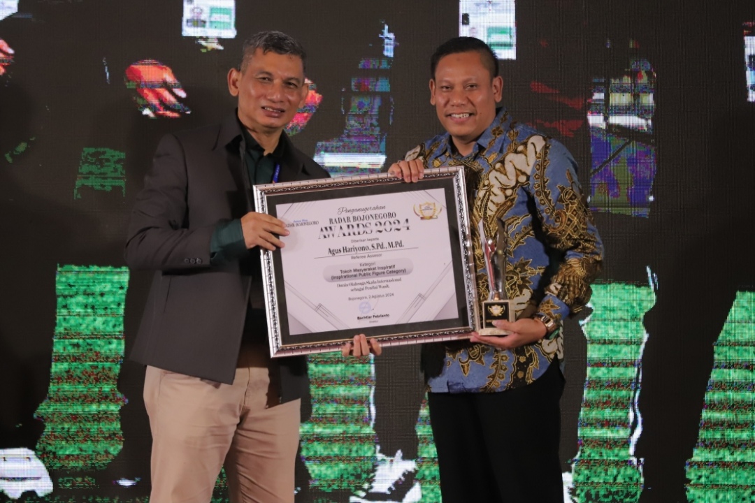 MENGINSPIRASI: Agus Hariyono menerima penghargaan Jawa Pos Award 2024 kategori public figure inspiration yang diserahkan oleh Direktur Jawa Pos Radar Bojonegoro, Bachtiar Febrianto.