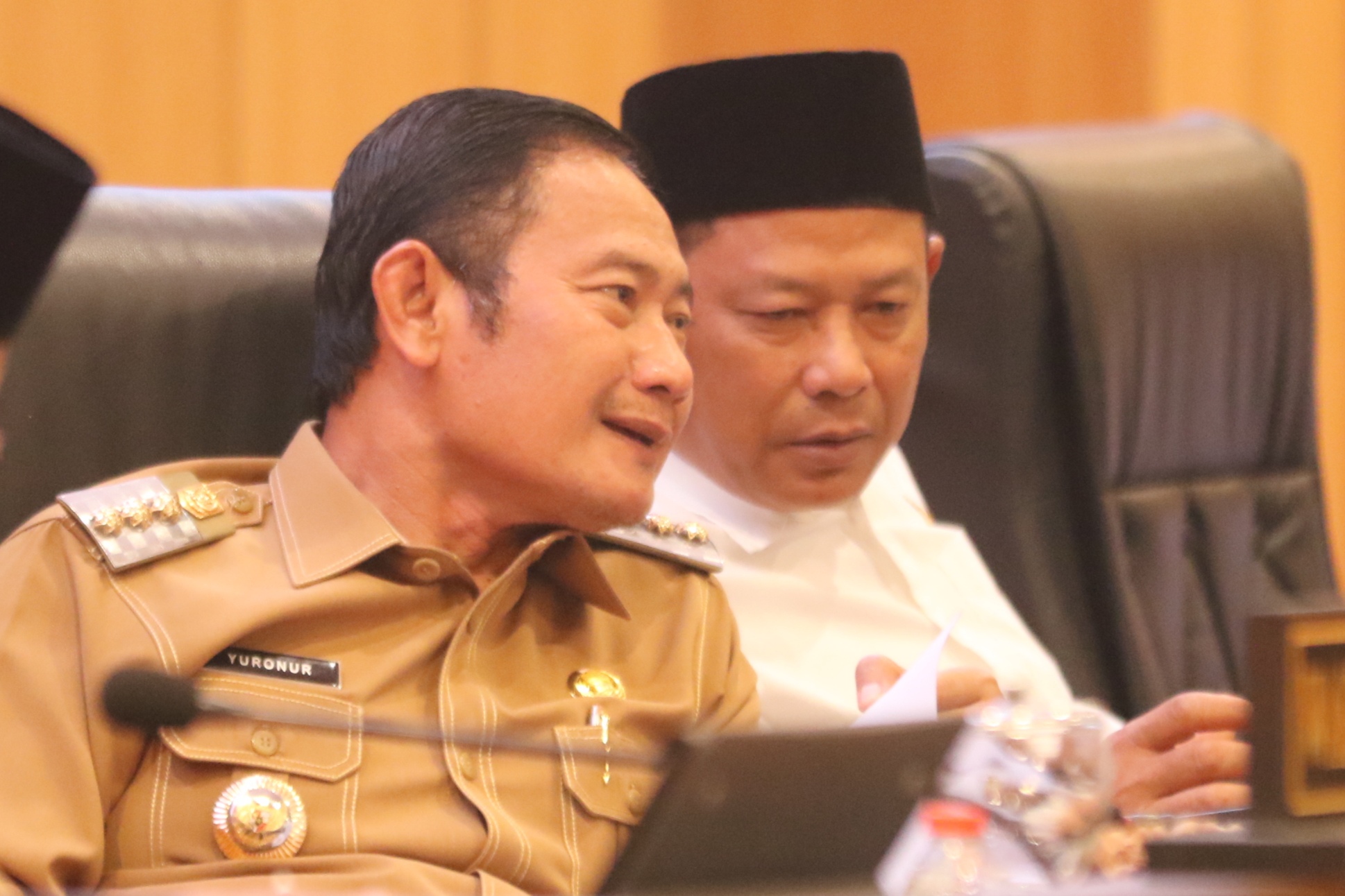 SERIUS: Yuhronur Efendi dan Abdul Ghofur berkomunikasi saat sidang paripurna. Keduanya menjadi sosok paling serius berkontestasi di Pilkada Lamongan 2024. (Anjar D. Pradipta / Radar Lamongan)