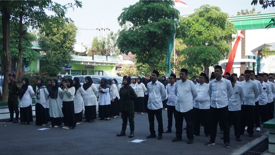 Seluruh civitas akademika menyelenggarakan upacara mensyukuri 24 Tahun Unisla (istimewa / radar lamongan)