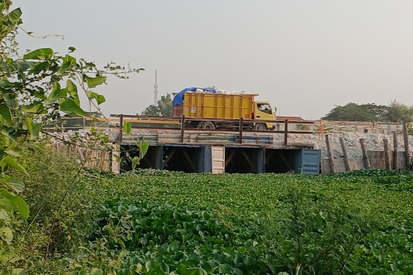 Salah satu jembatan di salah satu sungai yang dilintasi Jalan Lingkar Utara (Anjar D. Pradipta / Radar Lamongan)